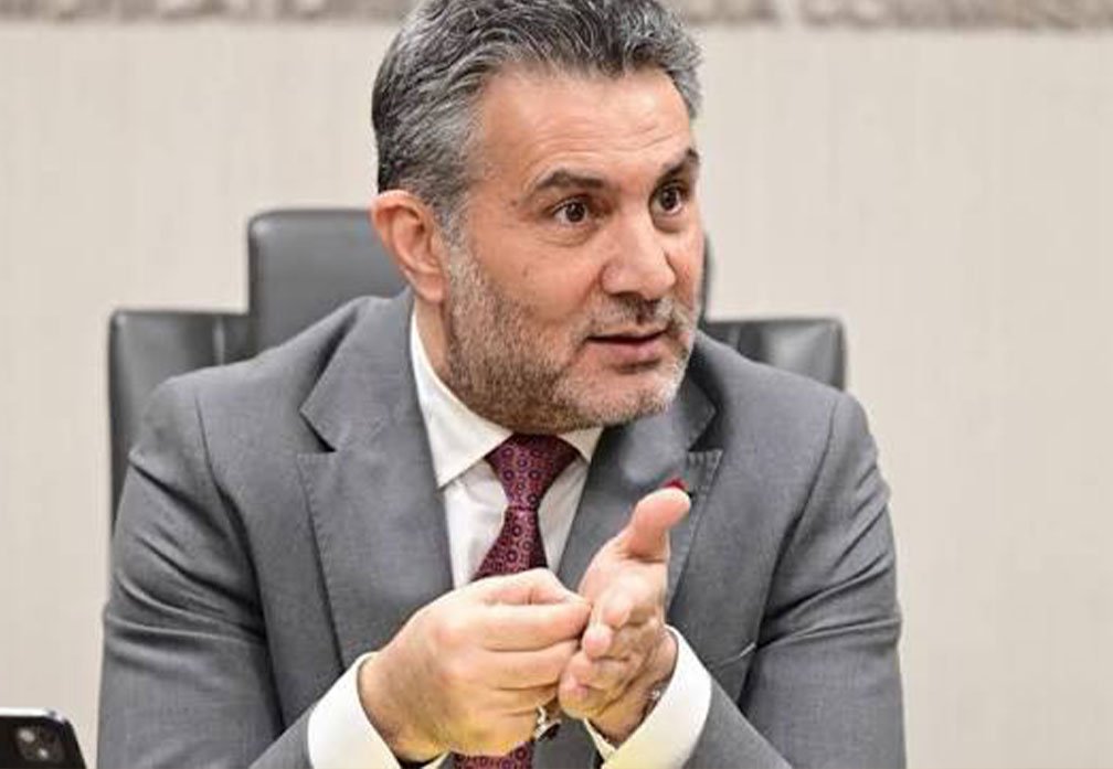 بليغ أبو كلل رئيس الجهاز التنفيذي لهيئة الإعلام والاتصالات يتحدث خلال اجتماع رسمي 