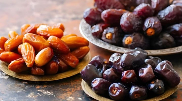 أنواع مختلفة من التمور الطازجة معروضة على أطباق.