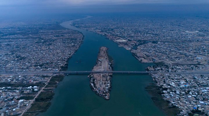 منظر جوي لجزيرة السندباد في البصرة ونهر شط العرب والجسر المحيط بها