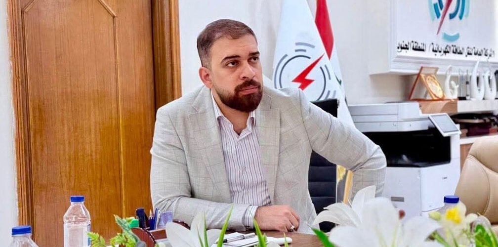 حسين الدراجي خلال اجتماع رسمي في مقر الشركة العامة لإنتاج الطاقة الكهربائية
