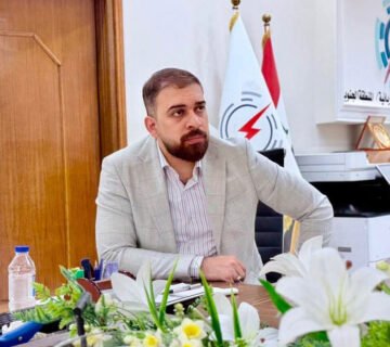 حسين الدراجي خلال اجتماع رسمي في مقر الشركة العامة لإنتاج الطاقة الكهربائية
