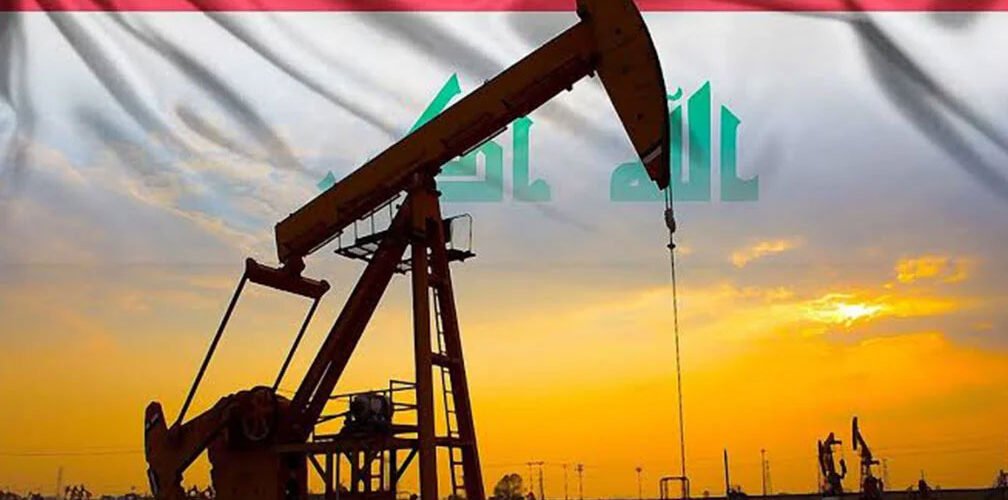 مضخة نفط تعمل في أحد حقول النفط العراقية مع علم العراق في الخلفية