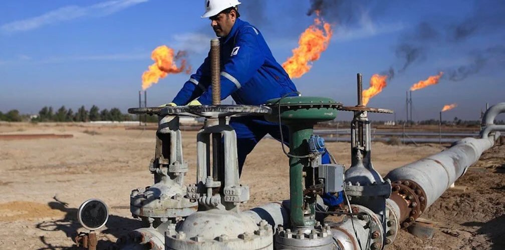 عامل نفطي عراقي يتفقد أنابيب ومنشآت إنتاج خام البصرة في حقل نفط البصرة