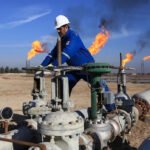 عامل نفطي عراقي يتفقد أنابيب ومنشآت إنتاج خام البصرة في حقل نفط البصرة