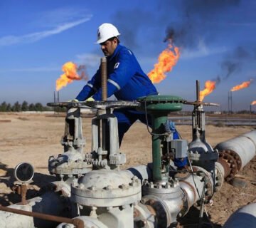 عامل نفطي عراقي يتفقد أنابيب ومنشآت إنتاج خام البصرة في حقل نفط البصرة