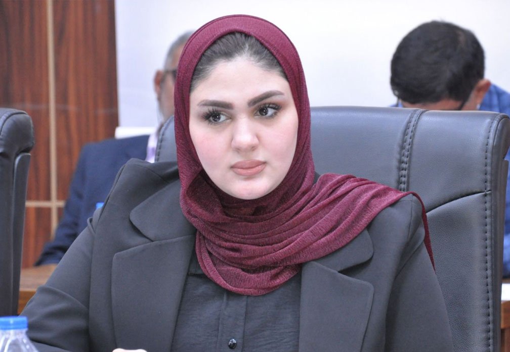 سارة الحسيني رئيسة لجنة الإعمار والتطوير في مجلس محافظة البصرة