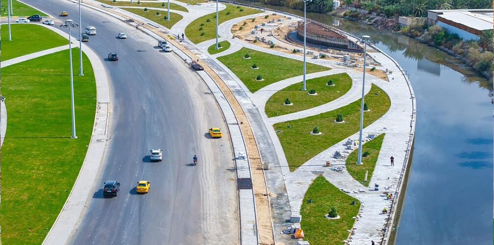شارع الوفود في البصرة بعد أعمال التطوير والمساحات الخضراء المحاذية للمجرى المائي