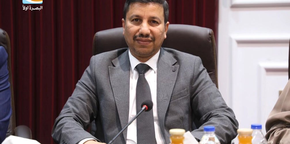 عضو مجلس محافظة البصرة شكر العامري خلال اللقاء رسمي