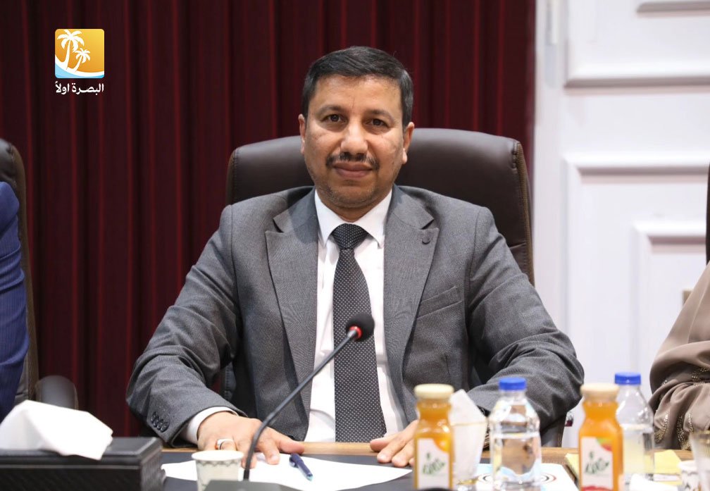 عضو مجلس محافظة البصرة شكر العامري خلال اللقاء رسمي