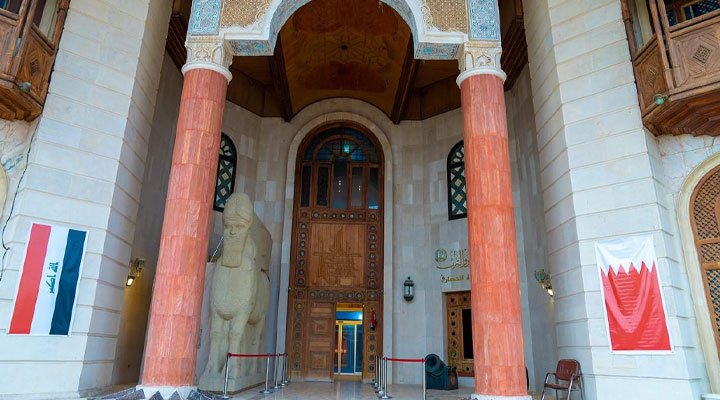 مدخل متحف البصرة بواجهته التراثية وأعمدته المزخرفة