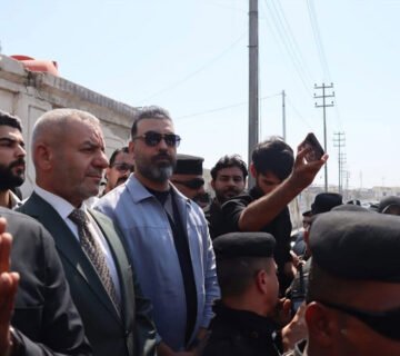 مدير تربية البصرة يلتقي متظاهري ملف الـ19 ألف درجة
