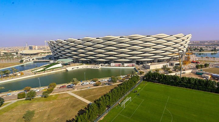 ملعب البصرة الدولي في العراق من الخارج مع الملعب الرياضي والمسطحات الخضراء