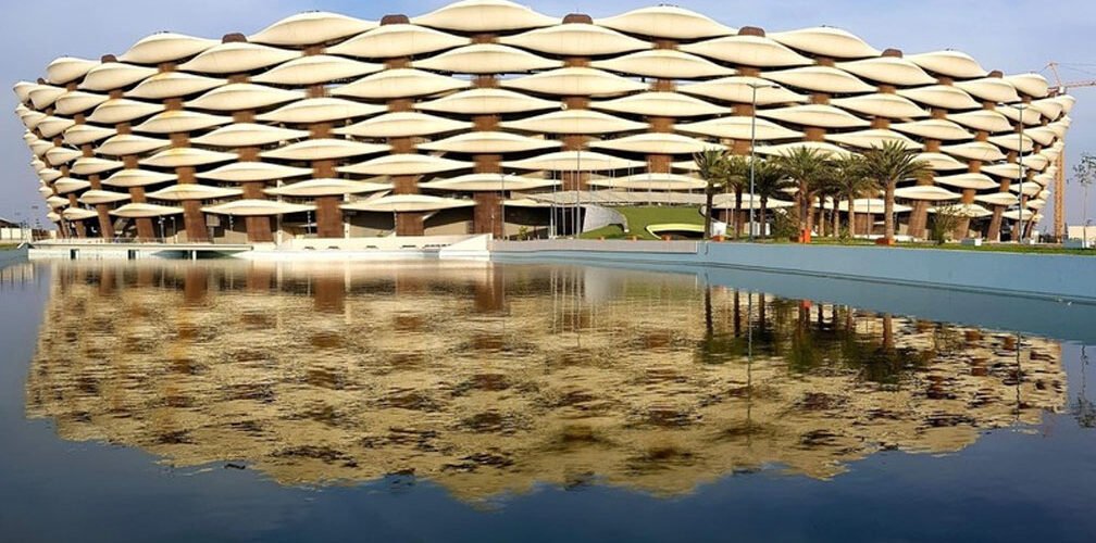 ملعب البصرة الدولي من الخارج مع انعكاسه على المياه