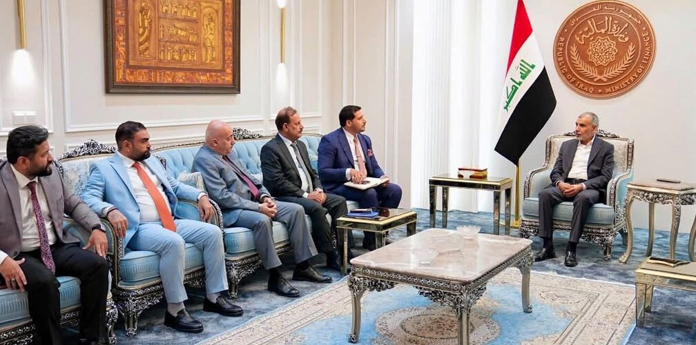 وزير المالية فالح الساري خلال اجتماع مع عدد من الخبراء والمختصين في وزارة المالية