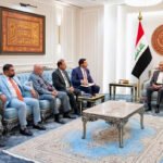 وزير المالية فالح الساري خلال اجتماع مع عدد من الخبراء والمختصين في وزارة المالية