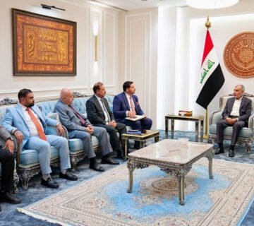 وزير المالية فالح الساري خلال اجتماع مع عدد من الخبراء والمختصين في وزارة المالية