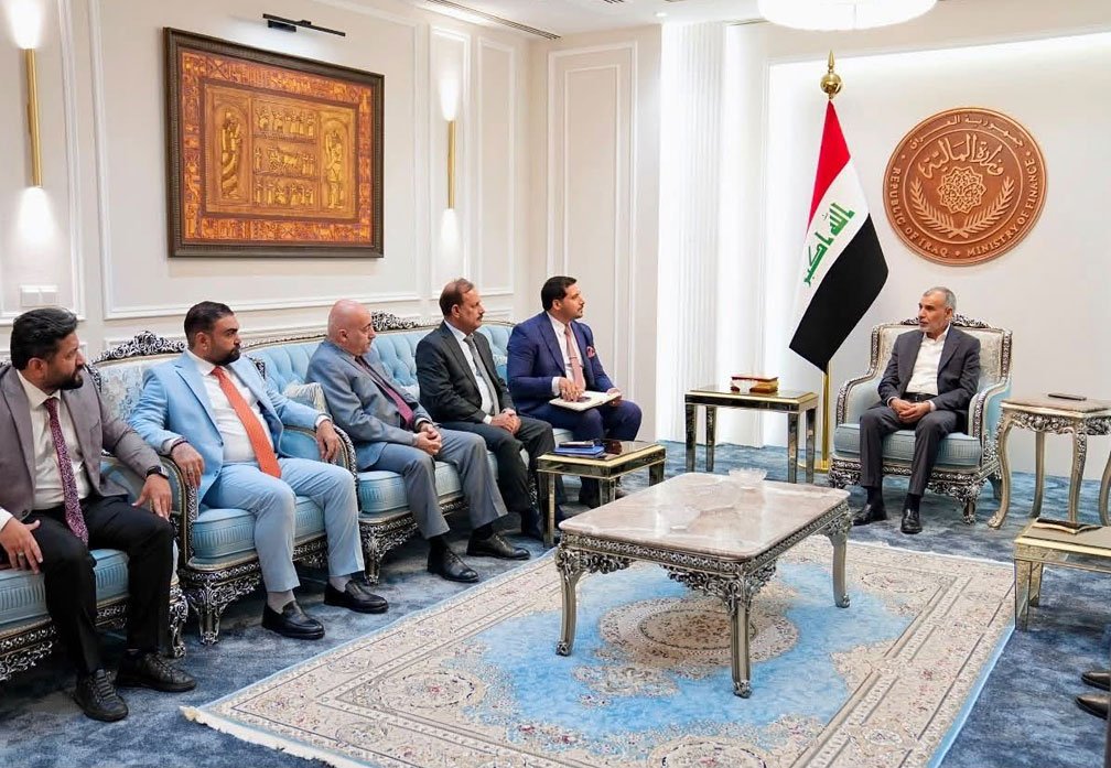 وزير المالية فالح الساري خلال اجتماع مع عدد من الخبراء والمختصين في وزارة المالية