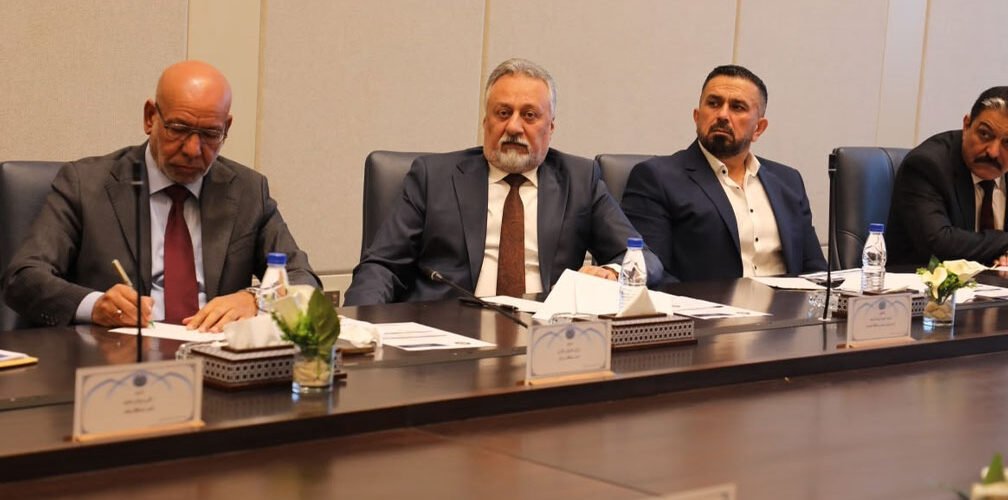 نائب رئيس مجلس محافظة البصرة أسامة السعد خلال اجتماع