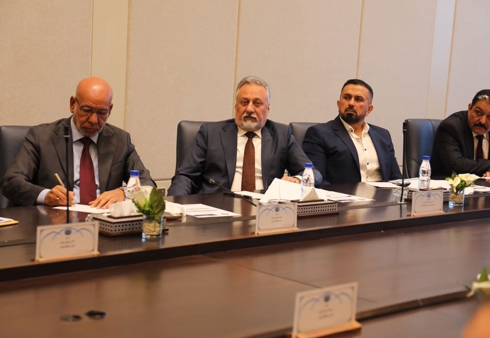 نائب رئيس مجلس محافظة البصرة أسامة السعد خلال اجتماع