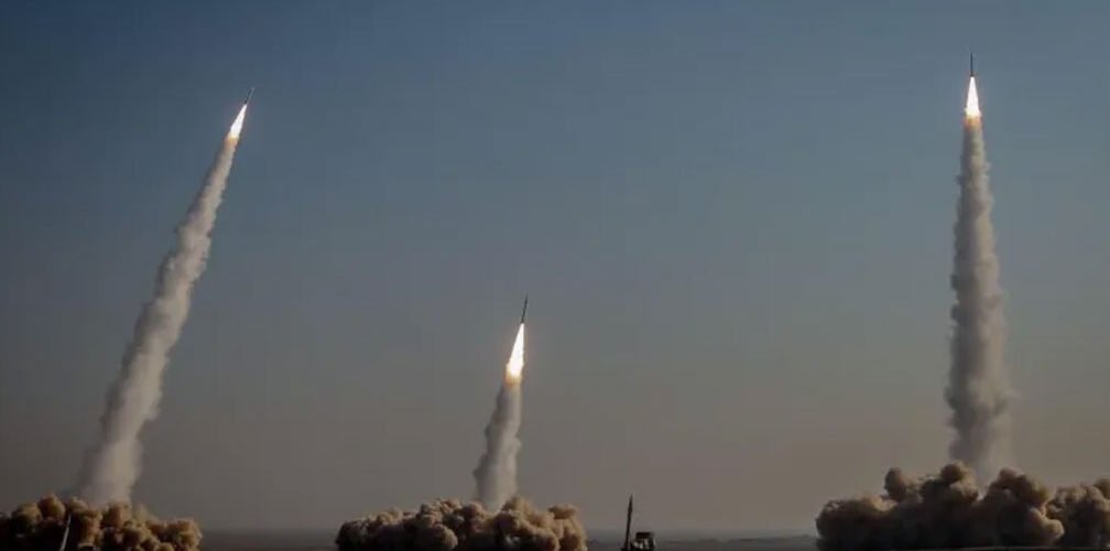 إطلاق ثلاثة صواريخ بالستية في ظل تصاعد التوترات العسكرية في المنطقة
