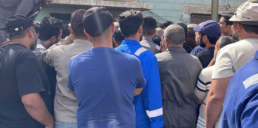 موظفو شركة الأسمدة الجنوبية يتجمعون خلال احتجاج في البصرة