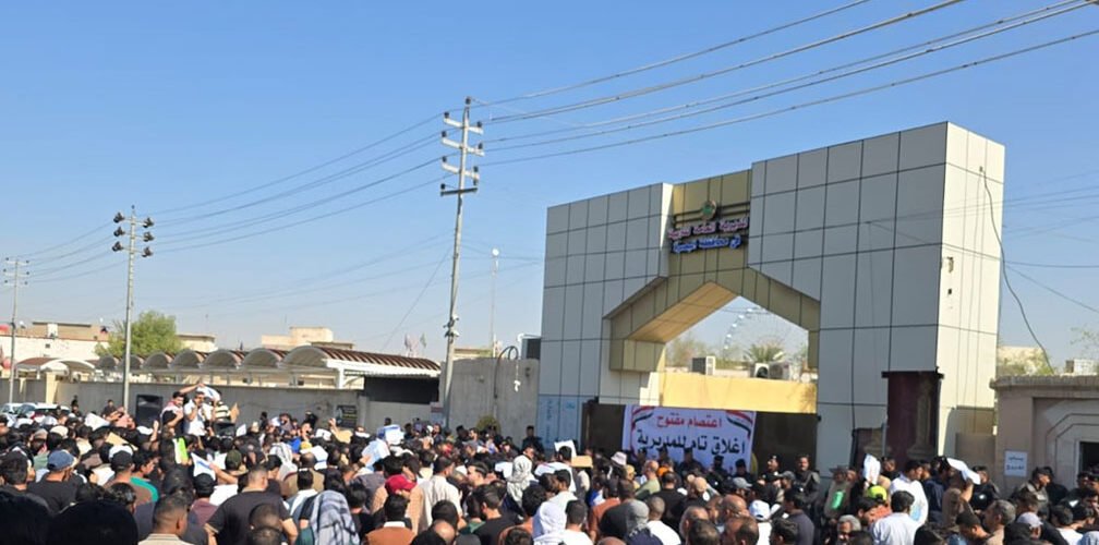 احتجاج متعاقدي تربية البصرة أمام مبنى المديرية للمطالبة بصرف الرواتب