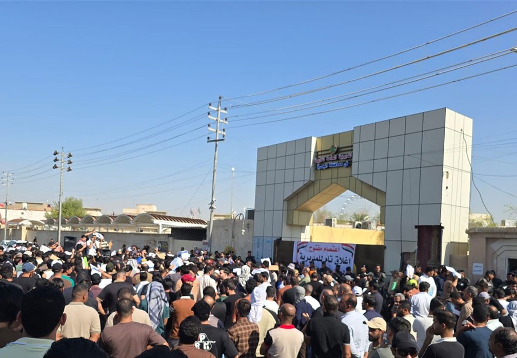 احتجاج متعاقدي تربية البصرة أمام مبنى المديرية للمطالبة بصرف الرواتب