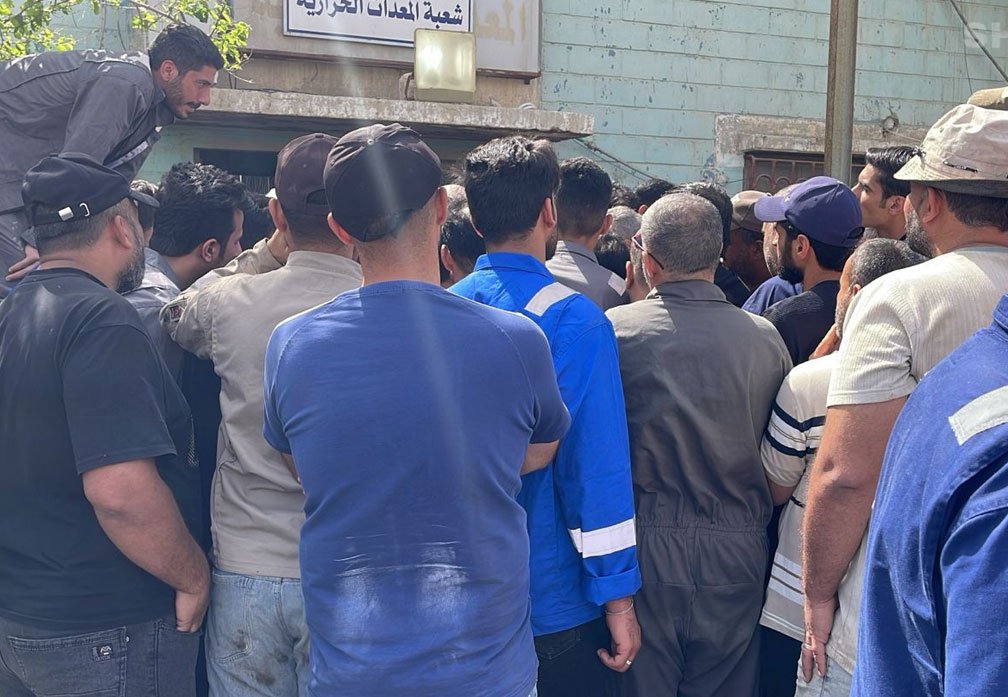موظفو شركة الأسمدة الجنوبية يتجمعون خلال احتجاج في البصرة