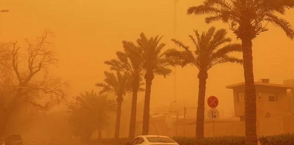 عاصفة ترابية تضرب إحدى المدن العراقية وسط أجواء مغبرة وانخفاض الرؤية