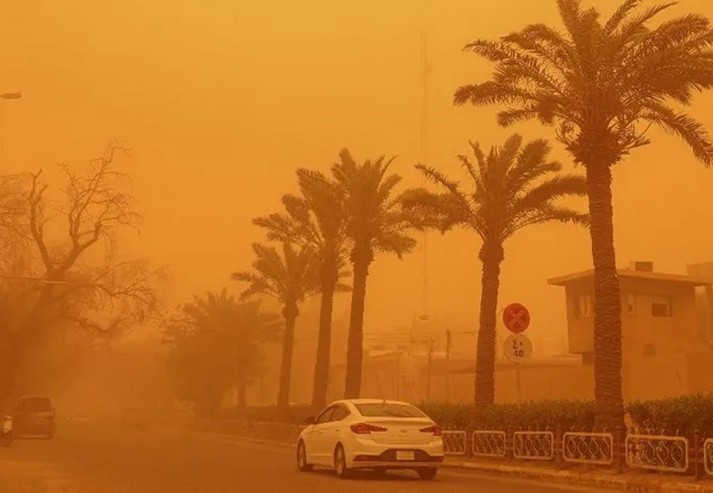 عاصفة ترابية تضرب إحدى المدن العراقية وسط أجواء مغبرة وانخفاض الرؤية