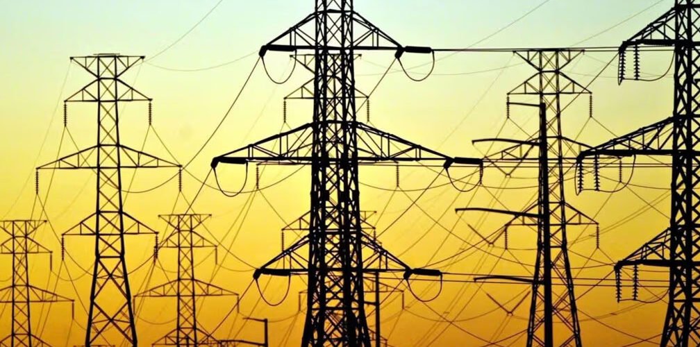 أبراج وخطوط نقل الكهرباء ضمن مشروع الربط الكهربائي بين العراق والسعودية
