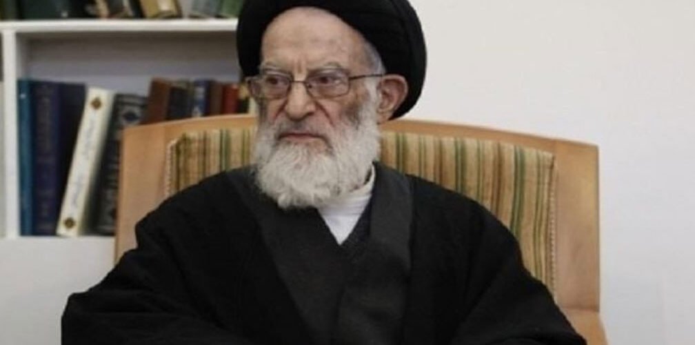 المرجع الديني آية الله العظمى السيد موسى الشبيري الزنجاني في مكتبه 