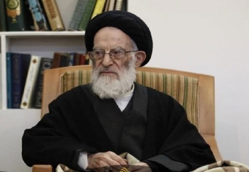 المرجع الديني آية الله العظمى السيد موسى الشبيري الزنجاني في مكتبه 