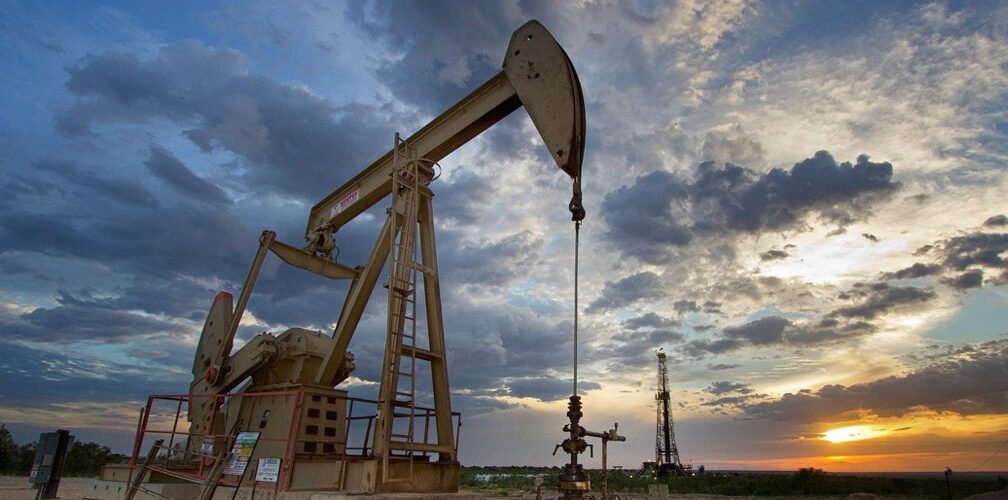 مضخة نفطية في حقل لإنتاج النفط الخام عند غروب الشمس