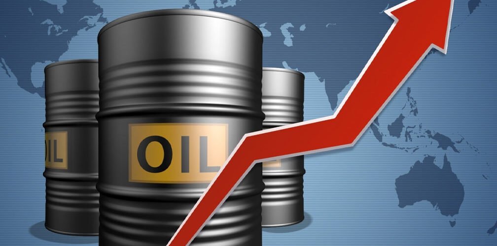 براميل نفط سوداء وسهم أحمر متجه إلى الأعلى أمام خريطة للعالم