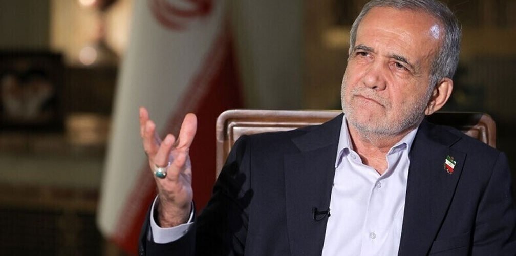 الرئيس الإيراني مسعود بزشكيان خلال حديث صحفي