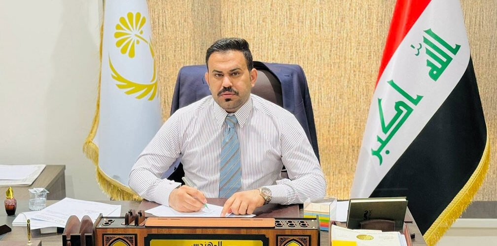 رئيس لجنة الصناعة والكهرباء في مجلس محافظة البصرة ثائر الصالحي في مكتبه