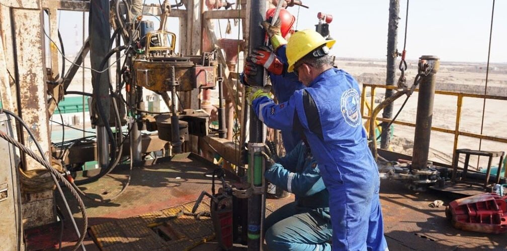 عمال شركة الحفر العراقية خلال عمليات استصلاح بئر نفطي في حقل الزبير بالبصرة