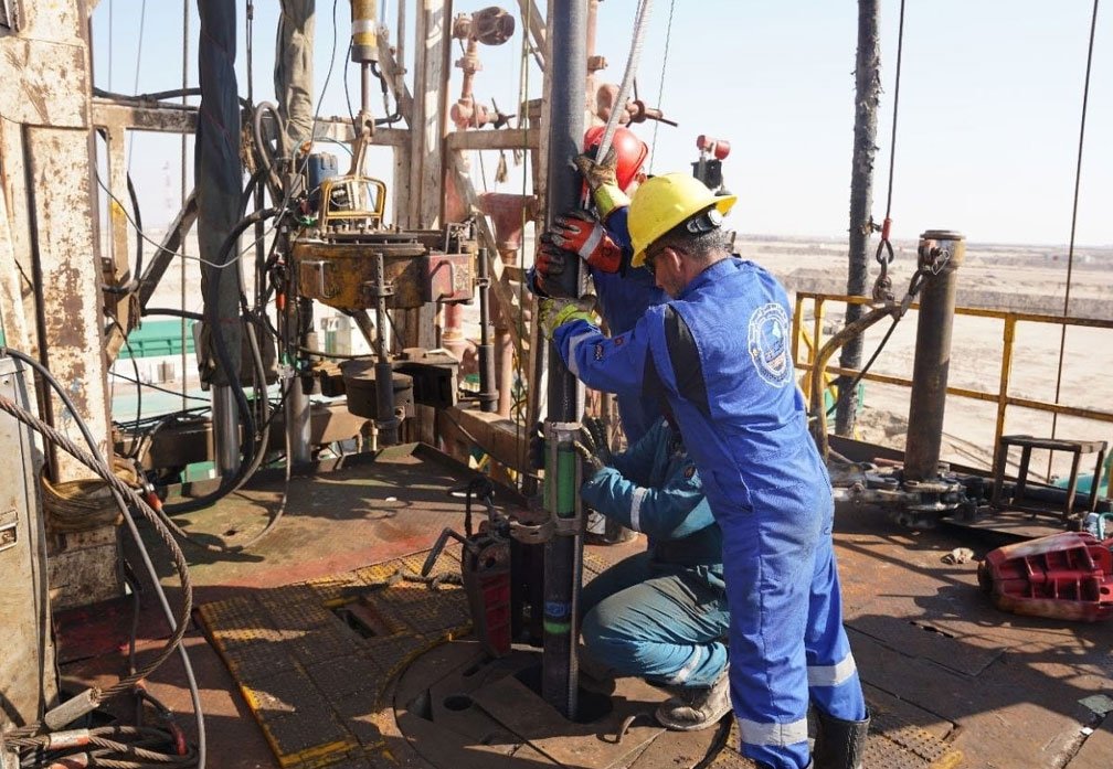 عمال شركة الحفر العراقية خلال عمليات استصلاح بئر نفطي في حقل الزبير بالبصرة