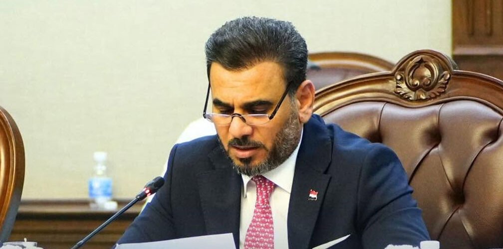 النائب علي شداد خلال اجتماع رسمي في مجلس النواب العراقي