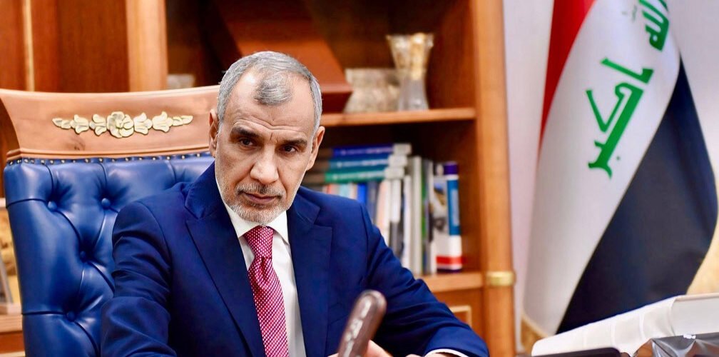 وزير المالية فالح ساري خلال اجتماع رسمي في مكتبه بالعراق