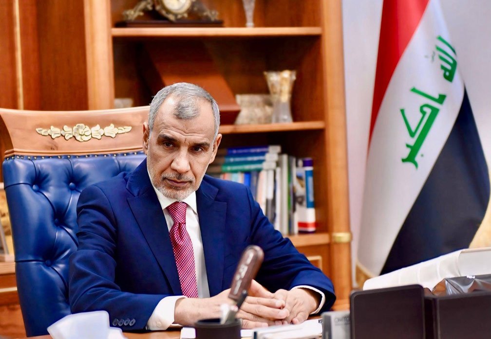 وزير المالية فالح ساري خلال اجتماع رسمي في مكتبه بالعراق