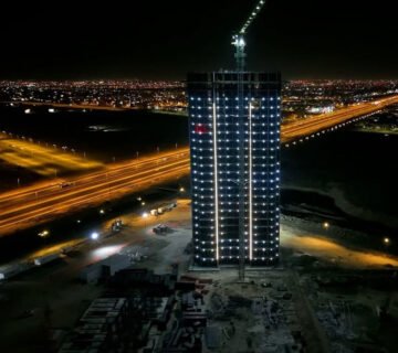 برج مجمع الفرح السكني في البصرة ليلاً أثناء أعمال الإنشاء