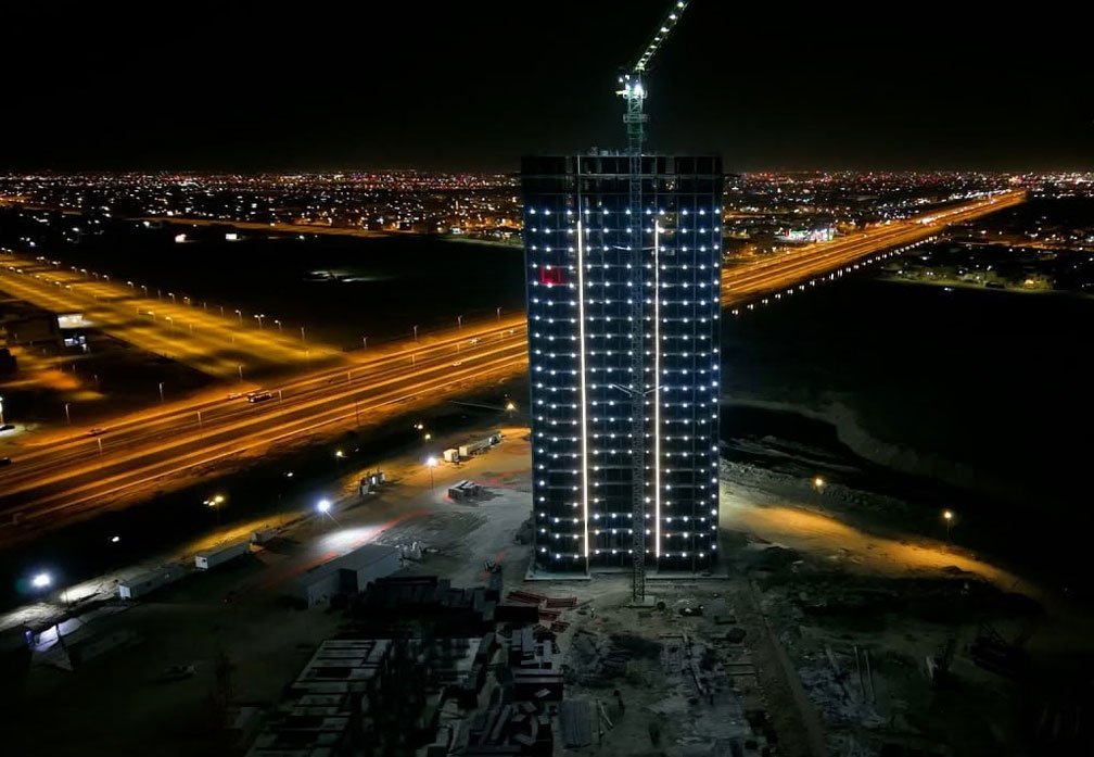 برج مجمع الفرح السكني في البصرة ليلاً أثناء أعمال الإنشاء