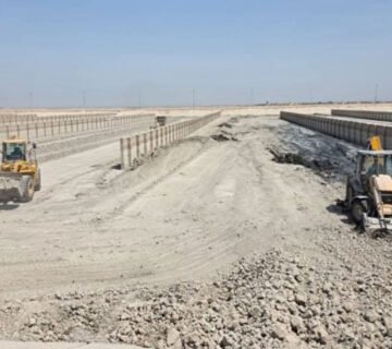 أعمال إزالة الترسبات من مشروع ماء البصرة باستخدام الآليات الهندسية