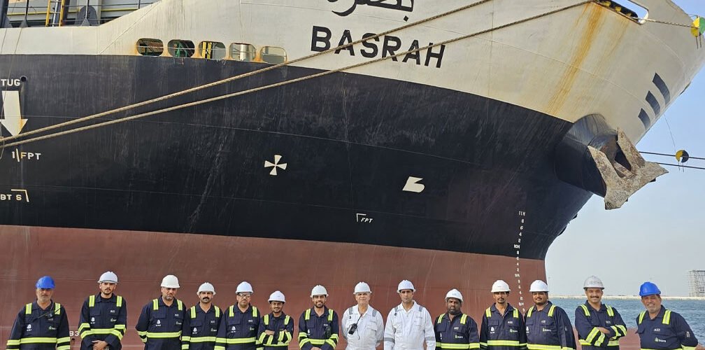 الباخرة البصرة التابعة للنقل البحري العراقي مع طاقم العمل في ميناء أم قصر