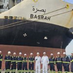 الباخرة البصرة التابعة للنقل البحري العراقي مع طاقم العمل في ميناء أم قصر