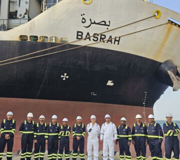 الباخرة البصرة التابعة للنقل البحري العراقي مع طاقم العمل في ميناء أم قصر