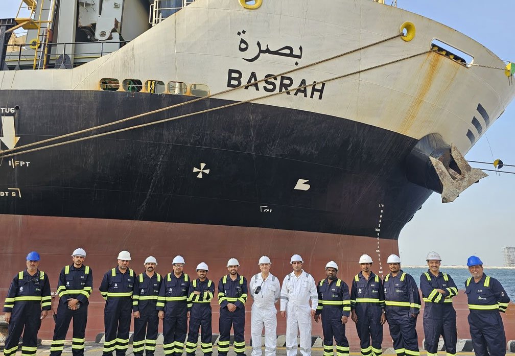 الباخرة البصرة التابعة للنقل البحري العراقي مع طاقم العمل في ميناء أم قصر