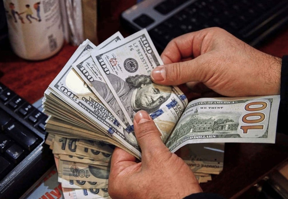 الدولار الأمريكي وسعر صرفه في العراق بعد اعتماد السعر الجديد